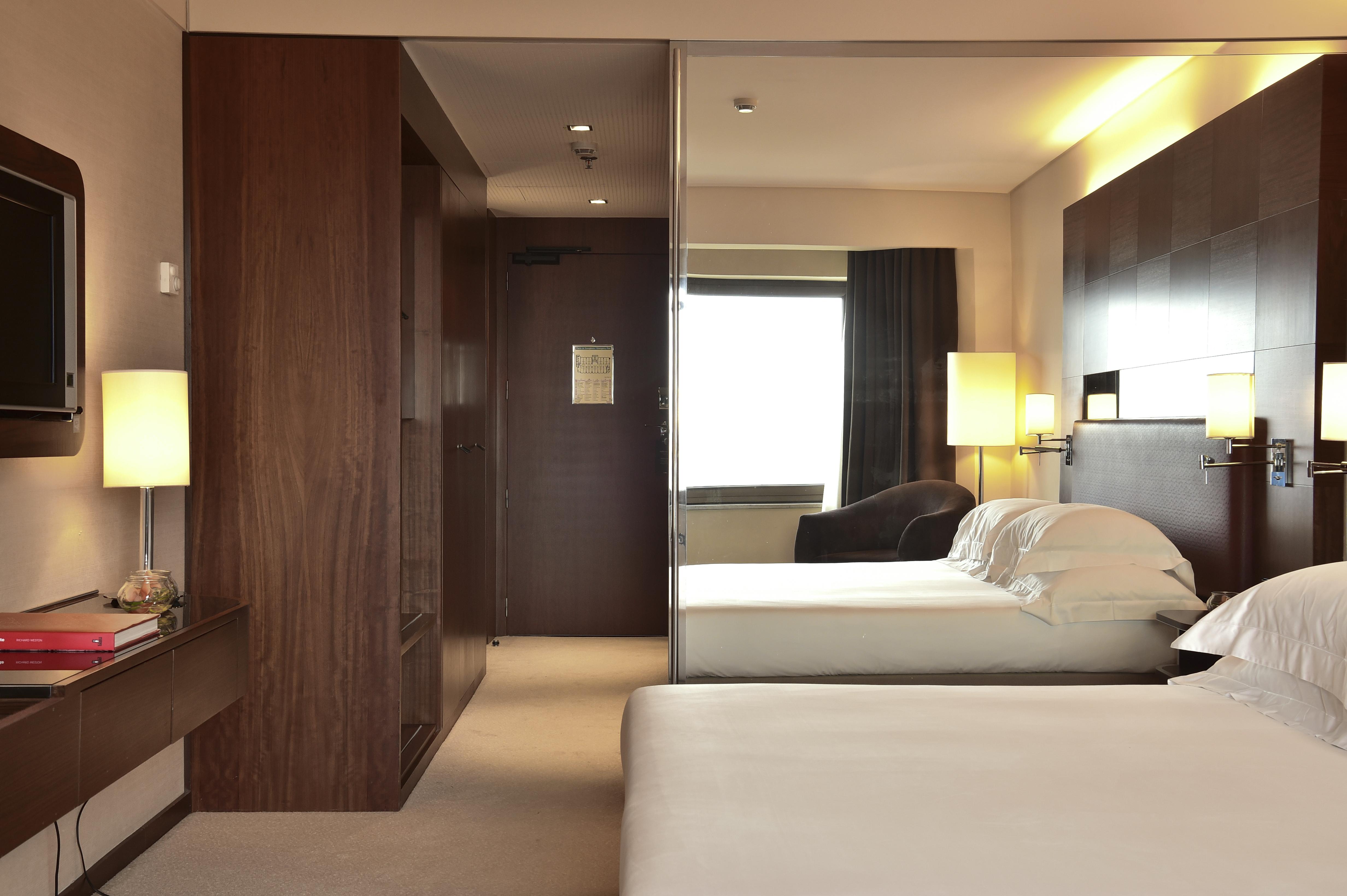 Porto Palacio Hotel By The Editory Exterior photo A room at the hotel